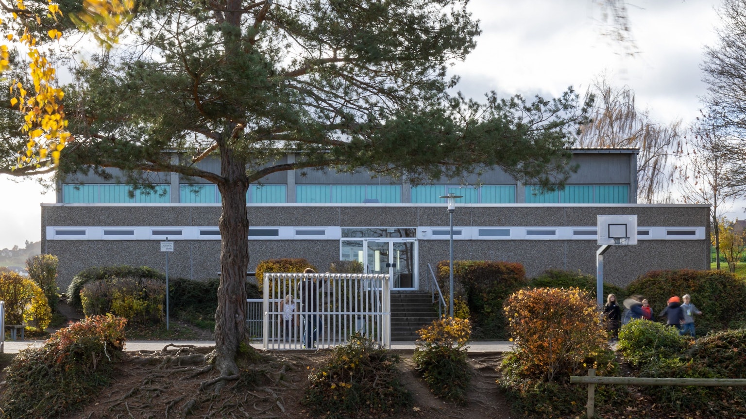 Kinder spielen auf dem Schulhof vor der Grundschule in Rheinbach Merzbach.