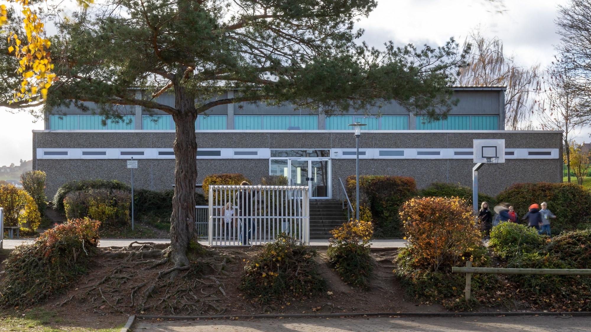 Kinder spielen auf dem Schulhof vor der Grundschule in Rheinbach Merzbach.
