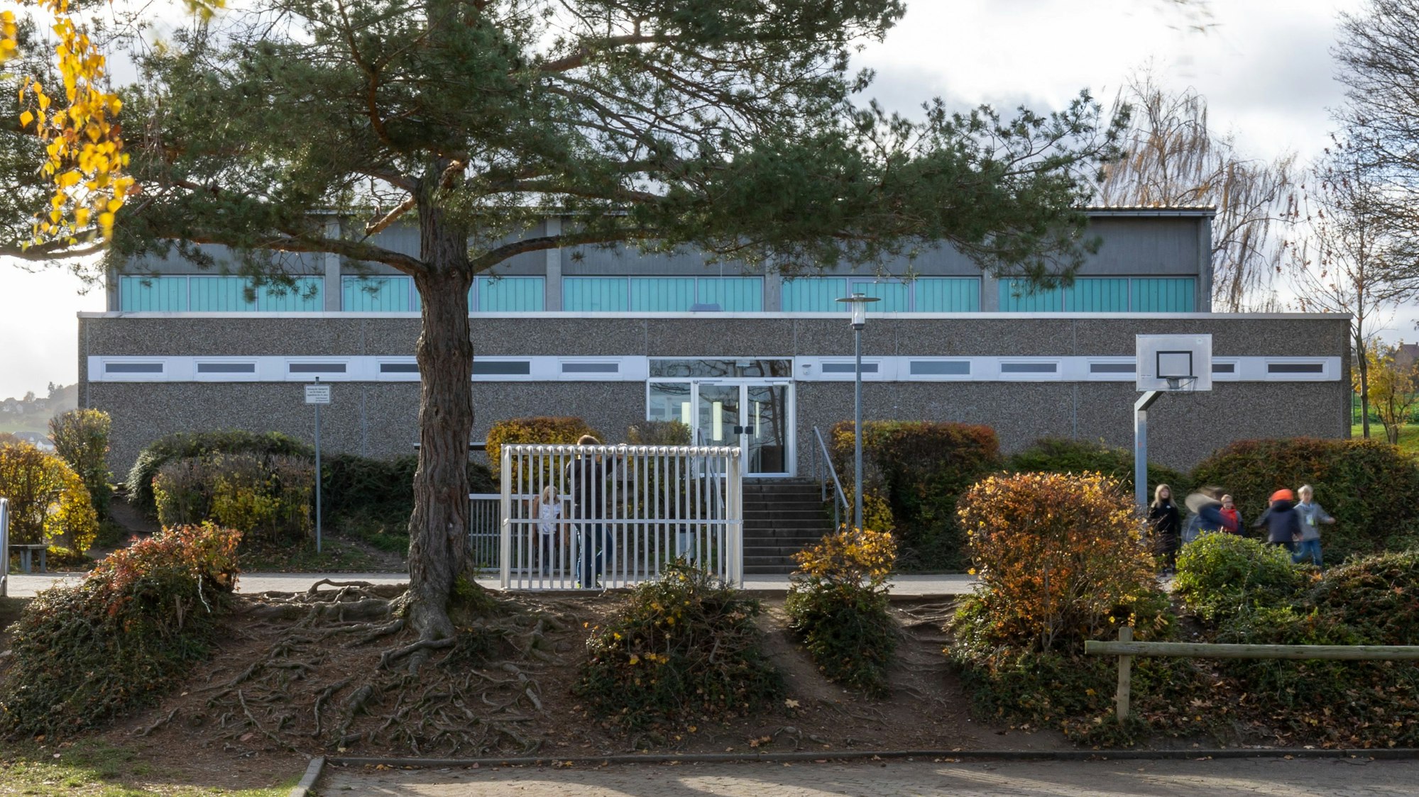 Kinder spielen auf dem Schulhof vor der Grundschule in Rheinbach Merzbach.