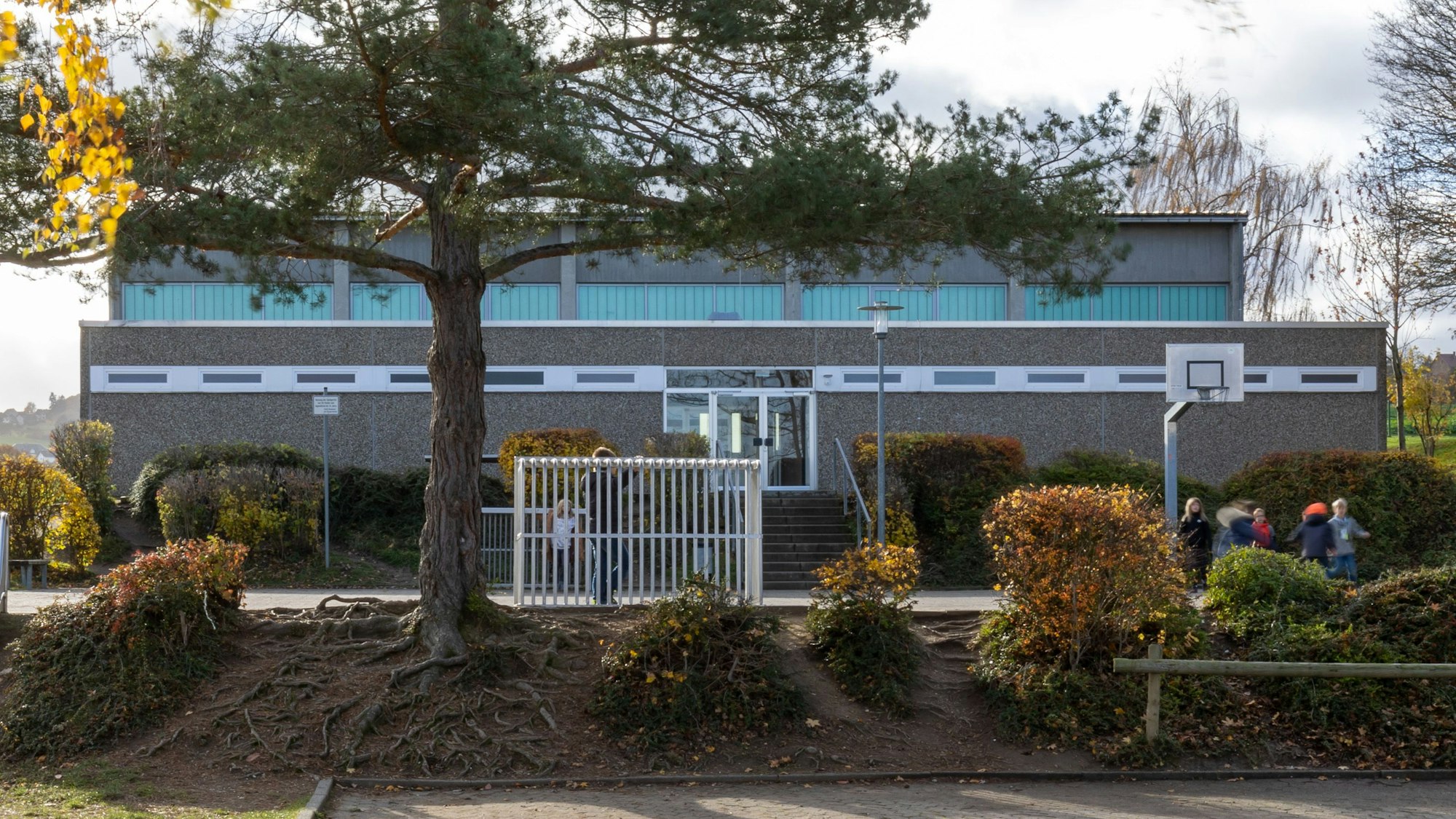 Kinder spielen auf dem Schulhof vor der Grundschule in Rheinbach Merzbach.