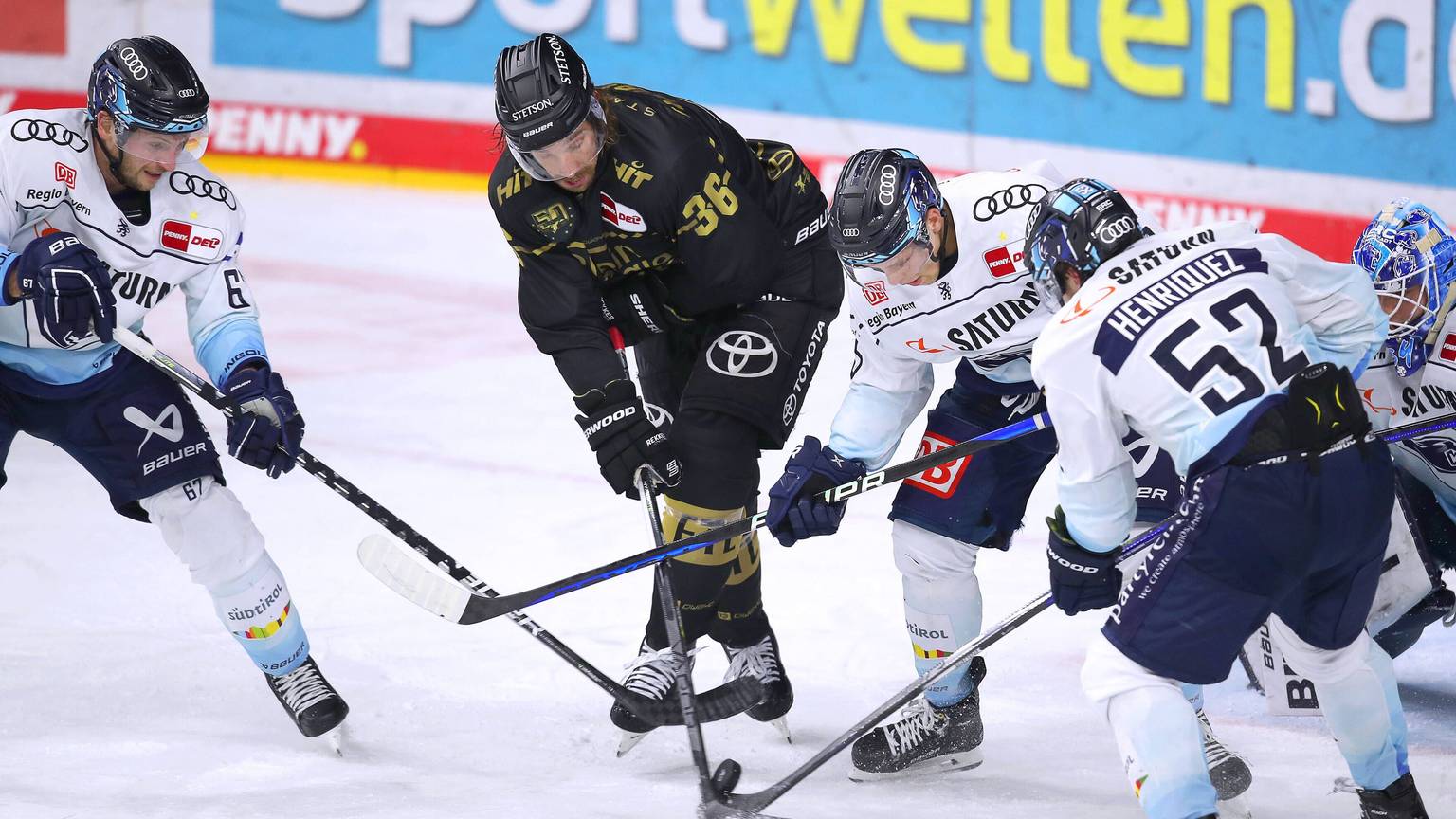 Eine Spielsituation während der Partie zwischen den Kölner Haien und dem ERC Ingolstadt in der Kölner Lanxess Arena.