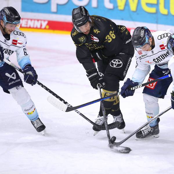 Eine Spielsituation während der Partie zwischen den Kölner Haien und dem ERC Ingolstadt in der Kölner Lanxess Arena.