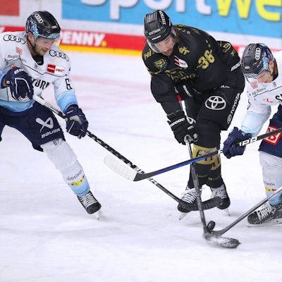 Eine Spielsituation während der Partie zwischen den Kölner Haien und dem ERC Ingolstadt in der Kölner Lanxess Arena.