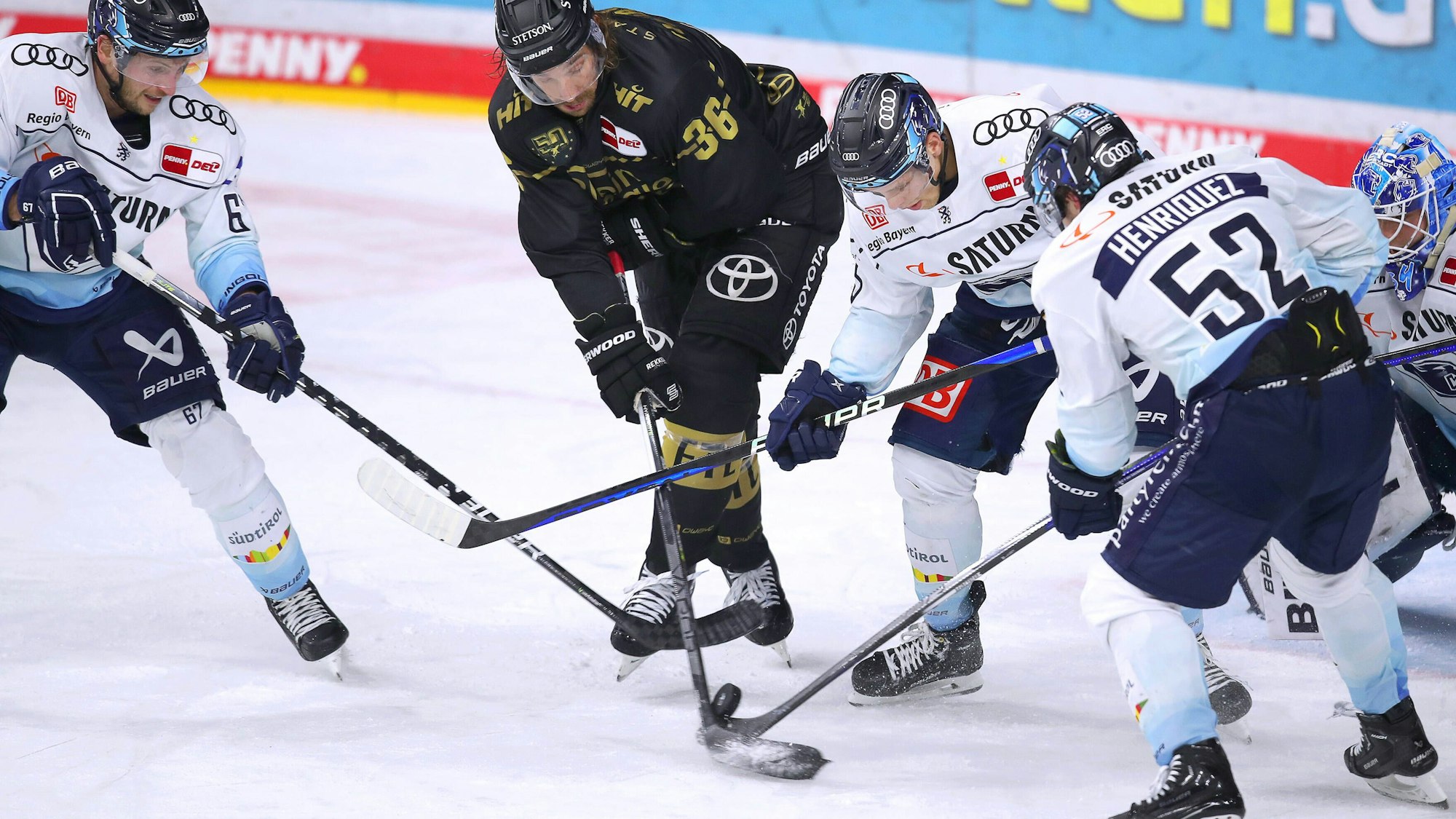 Eine Spielsituation während der Partie zwischen den Kölner Haien und dem ERC Ingolstadt in der Kölner Lanxess Arena.