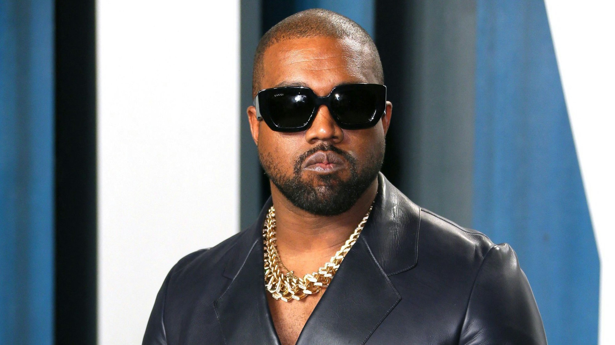 US-Rapper Kanye West schaut mit Sonnenbrille bekleidet in die Kamera.