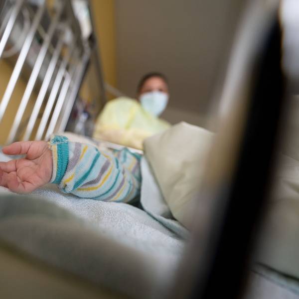 ARCHIV - 25.11.2021, Baden-Württemberg, Stuttgart: Ein am Respiratorischen Synzytial-Virus (RS-Virus oder RSV) erkrankter Patient liegt auf einer Kinderstation des Olgahospitals des Klinkums Stuttgart in einem Krankenbett.