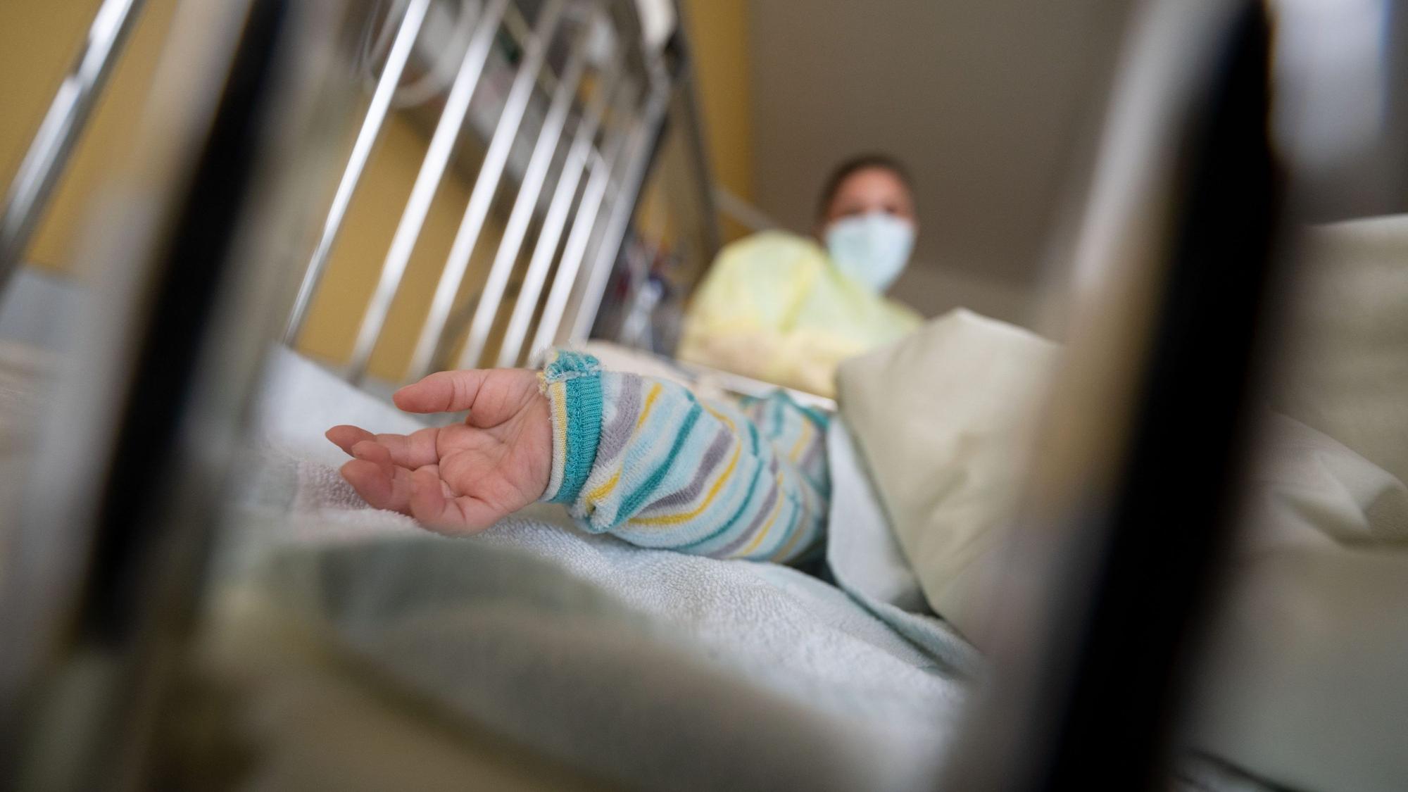 ARCHIV - 25.11.2021, Baden-Württemberg, Stuttgart: Ein am Respiratorischen Synzytial-Virus (RS-Virus oder RSV) erkrankter Patient liegt auf einer Kinderstation des Olgahospitals des Klinkums Stuttgart in einem Krankenbett.