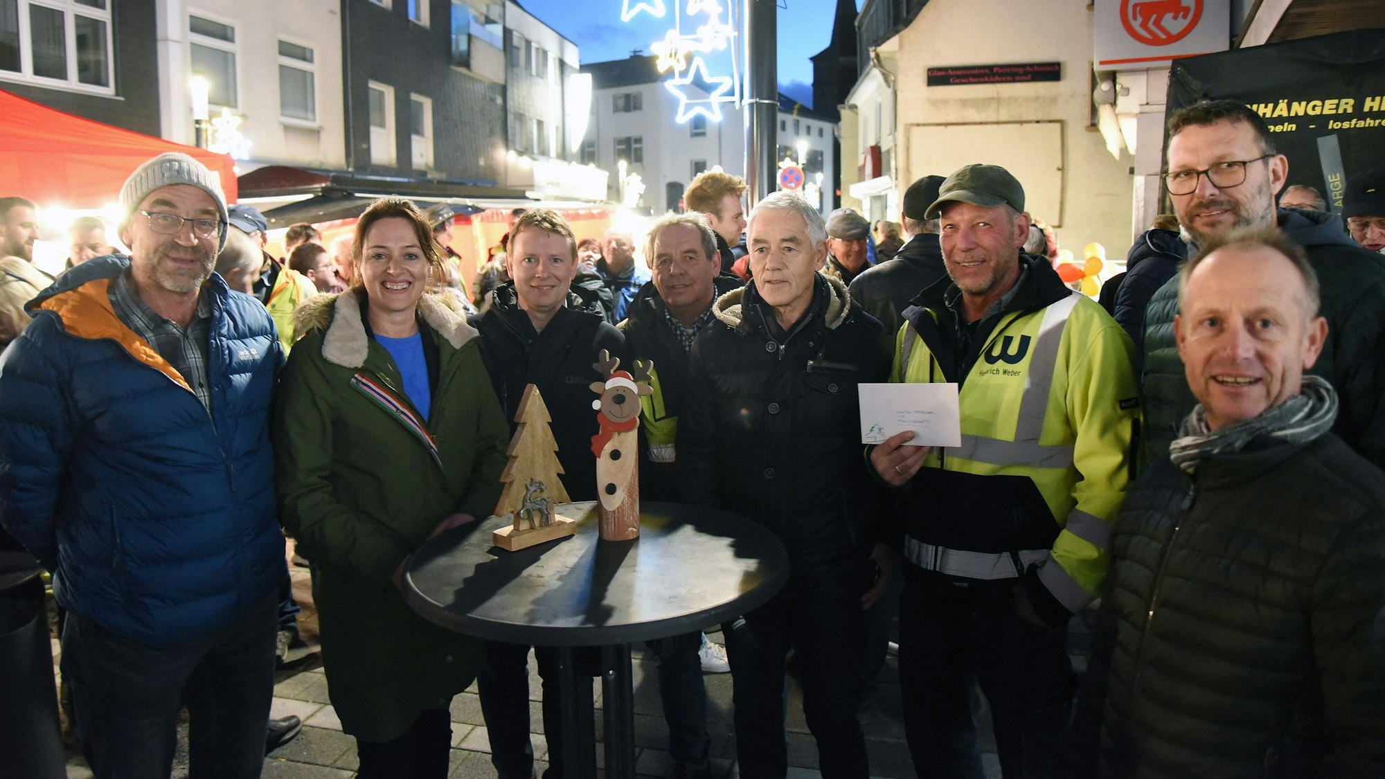 Waldbroel Kaiserstrasse 36 Fest zur Einweihung des fertigen Strassenbau-Abschnitts Mit den Vertretern der Stadt und des Bauteams und Organisatoren Illumination