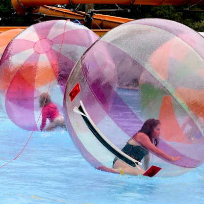 Kinder spielen im Wasser.