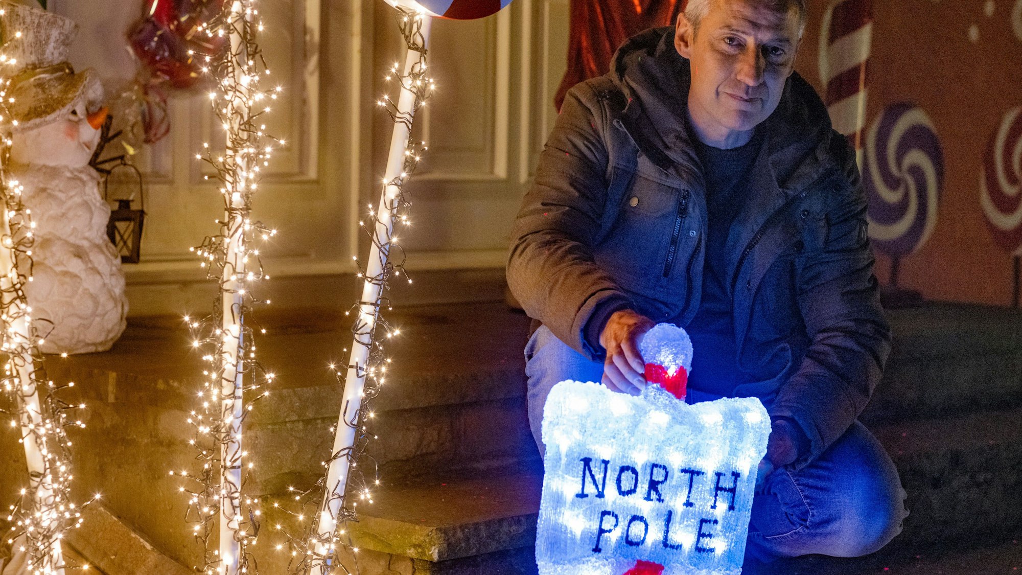 Der Odendorfer Marc Schlief hat Beziehungen, denn jährlich stimmt der Weihnachtsmann zu, dass das vorweihnachtliche Treiben vom Nordpol in den Rhein-Sieg-Kreis gesendet wird.
