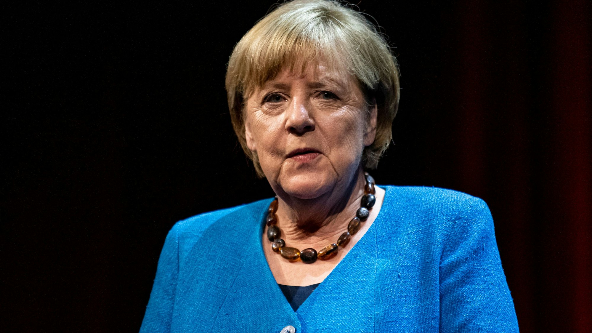 Berlin: Die ehemalige Bundeskanzlerin Angela Merkel (CDU) reagiert im Berliner Ensemble auf eine Frage des Journalisten und Autors Alexander Osang.