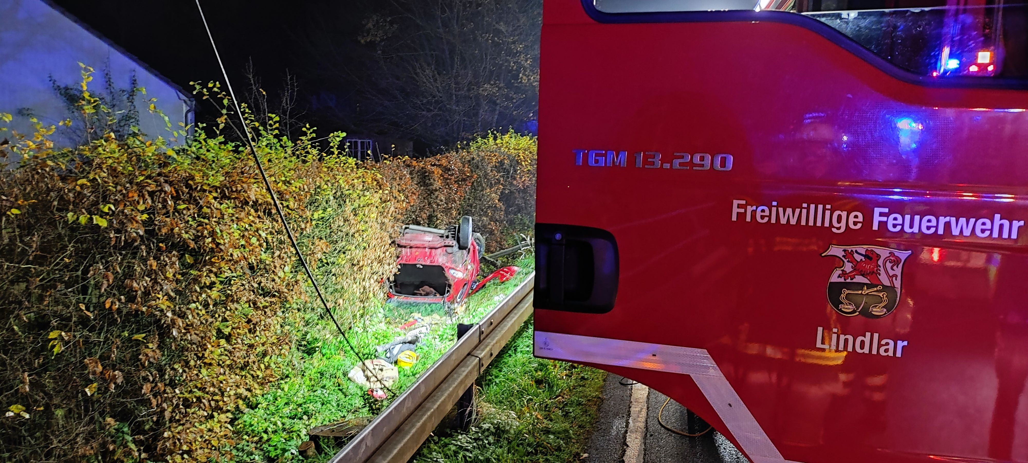 Lindlar. Unfall auf der L 299 bei Heiligenhoven am Samstag, 26. November um 1.35 Uhr. Auto überschlug sich und blieb auf dem Dach liegen, die beiden Fahrzeuginsassen wurden schwer verletzt.