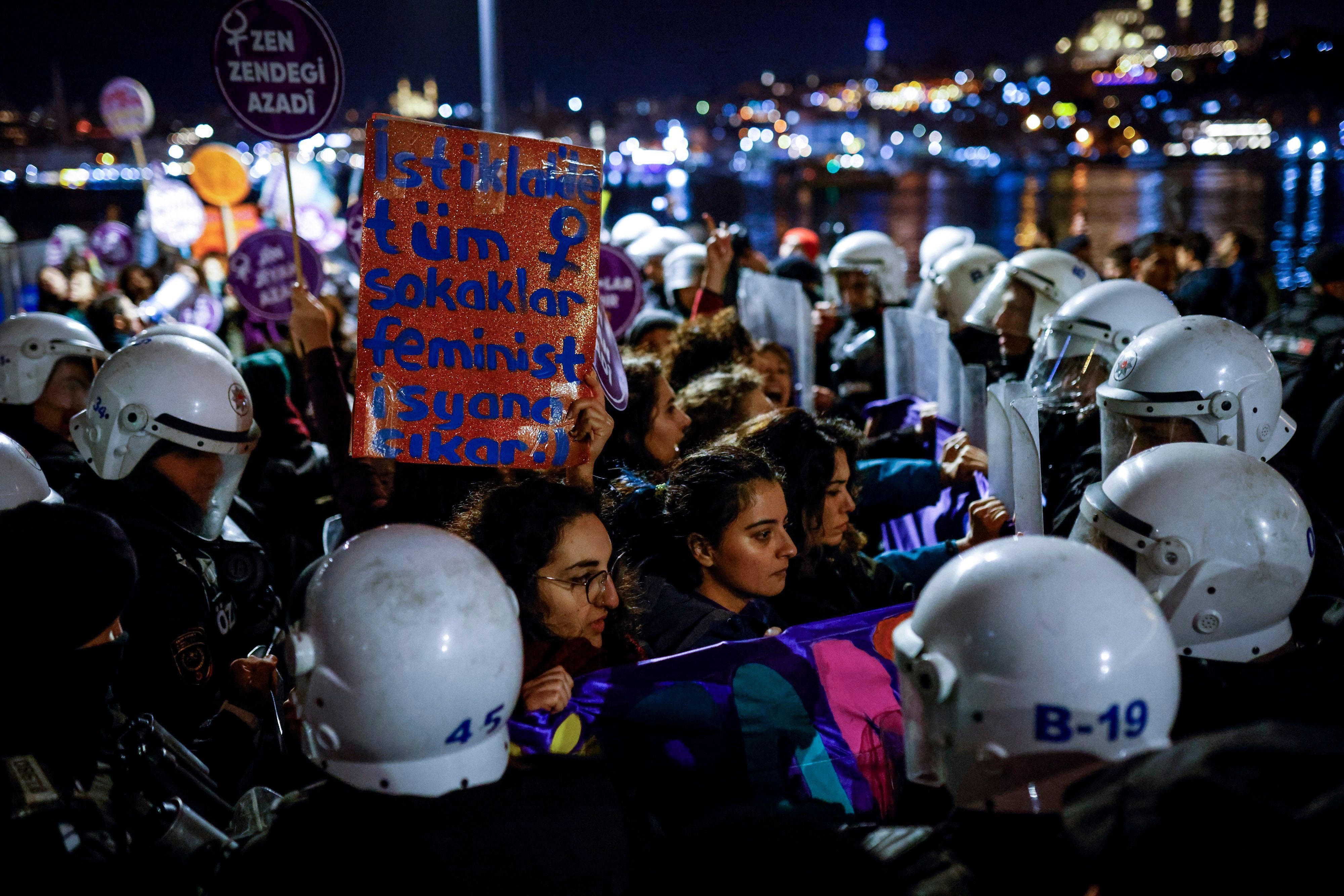 Türkische Polizei umringt weibliche Demonstranten in Istanbul. Die Demonstranten hatten gegen Gewalt gegen Frauen protestiert.