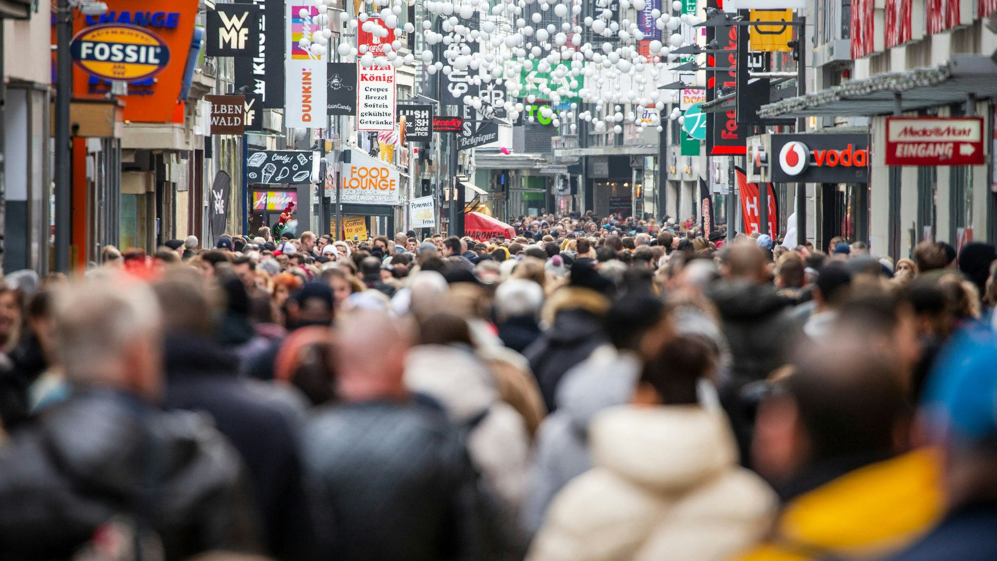 Menschenmasse auf der Hohe Straße.