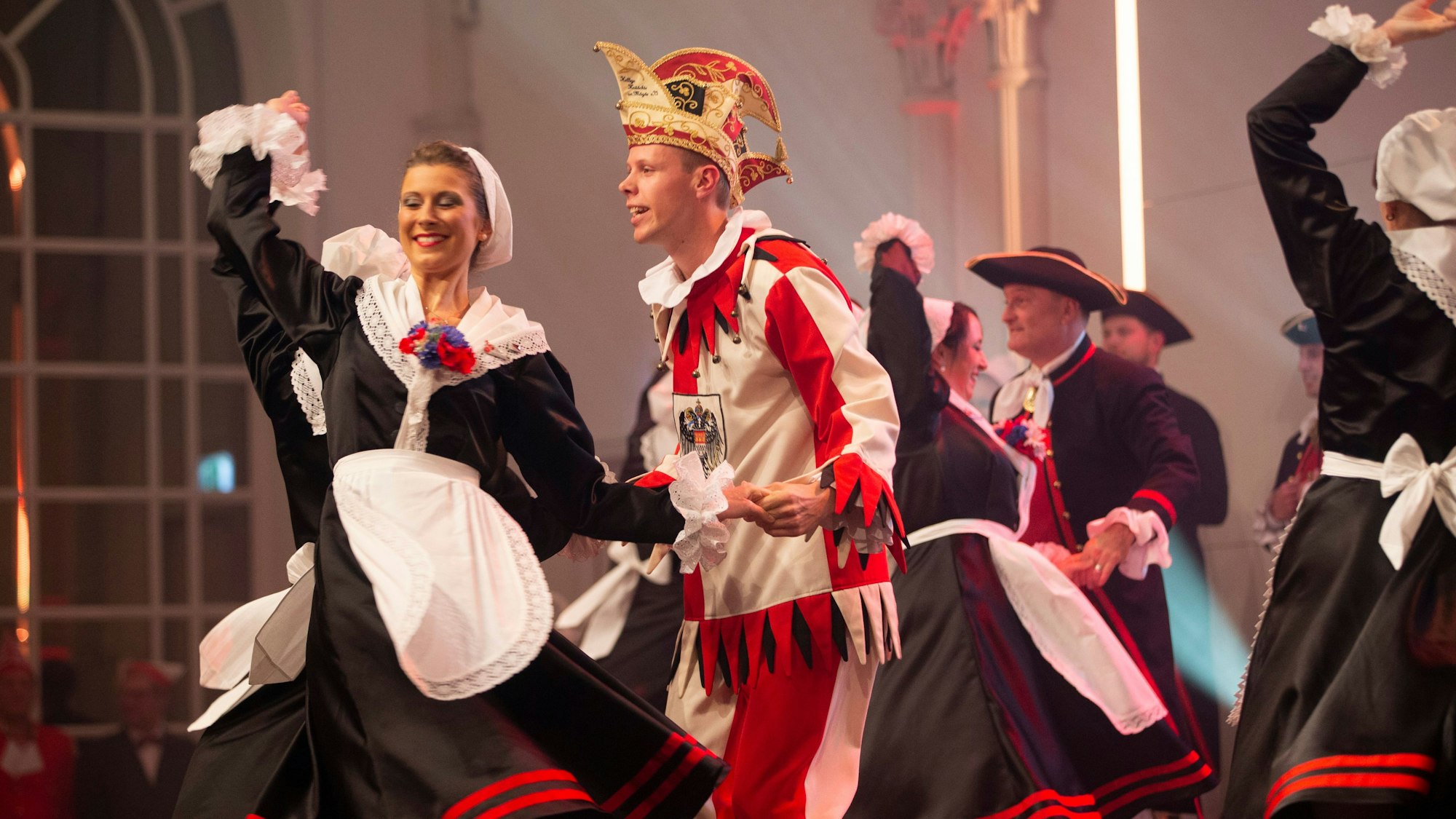 In historischen Gewändern führt die Tanzgruppe der Helligen Knäächte und Mägde einen historischen Tanz auf der Bühne der Flora in Köln auf.