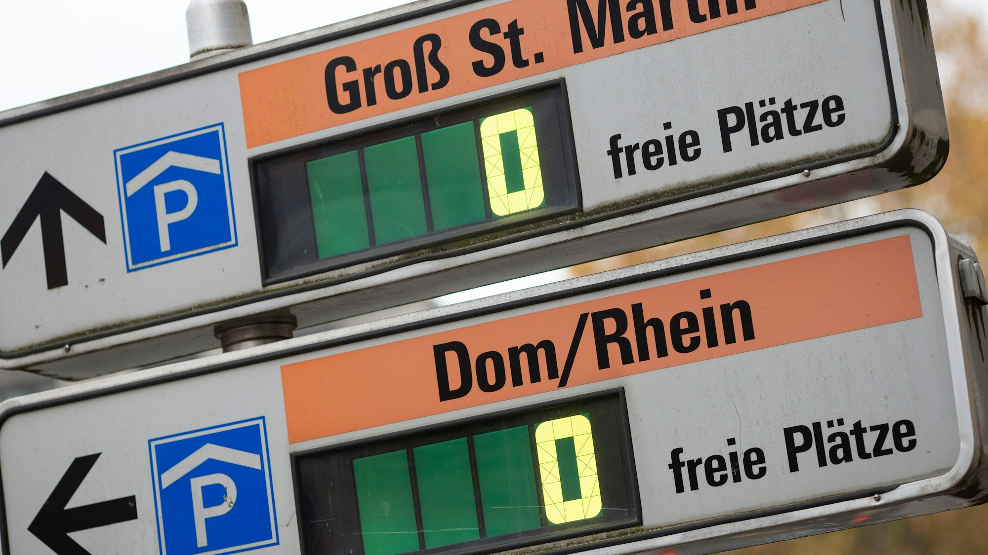 Schild zeigt 0 freie Plätze in zwei Kölner Parkhäusern in der Innenstadt.