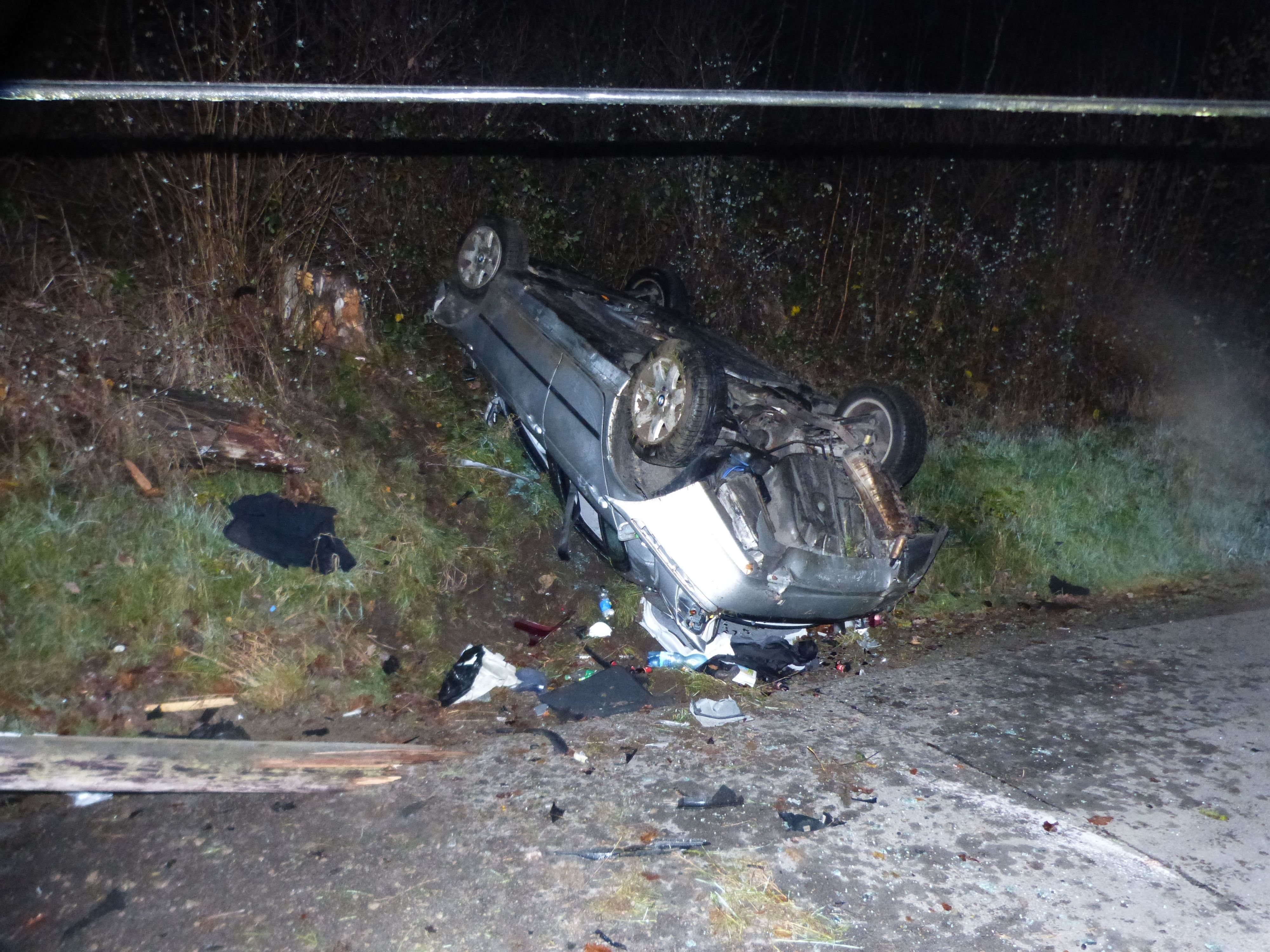 Das Auto landete auf dem Dach. Die beiden Insassen flüchteten zu Fuß.