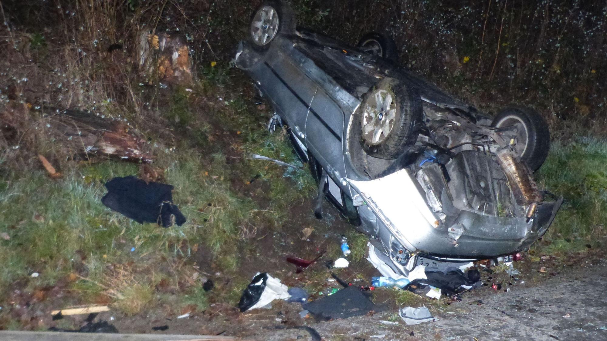 Das Auto landete auf dem Dach. Die beiden Insassen flüchteten zu Fuß.