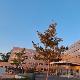 Das Gebäude der Kreisverwaltung in Bergisch Gladbach im Abendlicht. Die Behörde steht in der Kritik der Kommunen des Rheinisch-Bergischen Kreis.