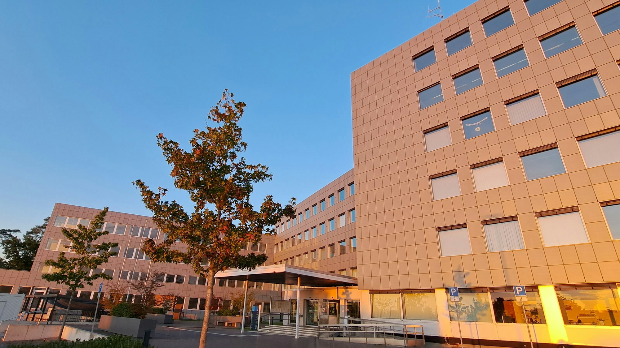 Das Gebäude der Kreisverwaltung in Bergisch Gladbach im Abendlicht. Die Behörde steht in der Kritik der Kommunen des Rheinisch-Bergischen Kreis.