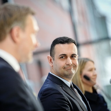 FDP-CHef Christian Lindner ist unscharf im Vordergrund zu sehen. FDP-Generalsekretär Bijan Djir-Sarai schaut ihn an.