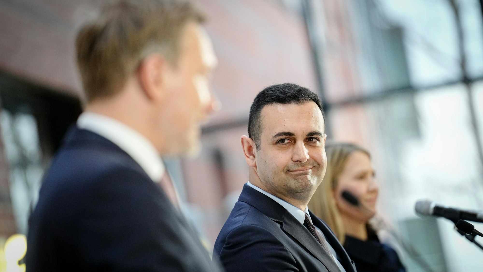 FDP-CHef Christian Lindner ist unscharf im Vordergrund zu sehen. FDP-Generalsekretär Bijan Djir-Sarai schaut ihn an.