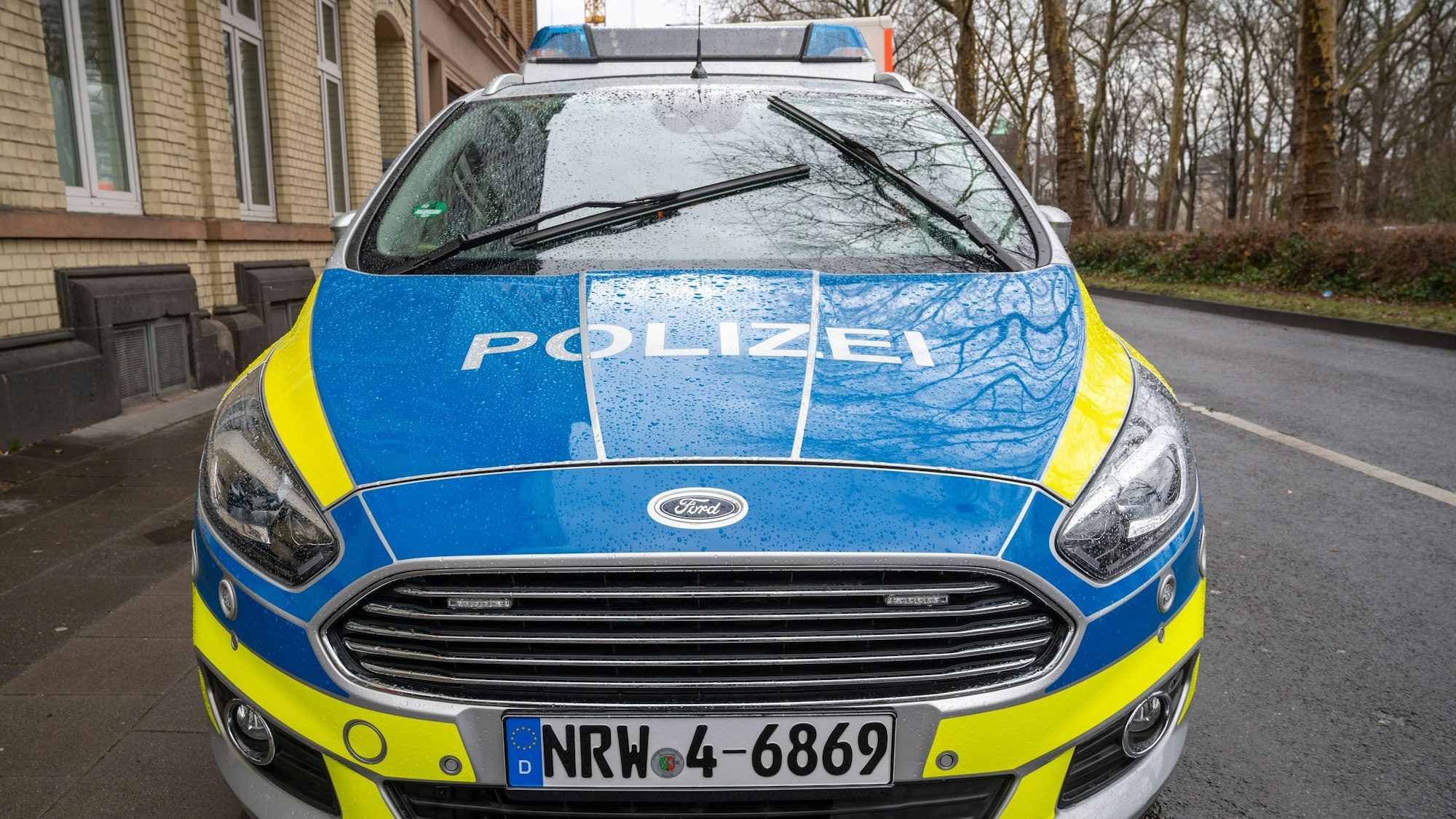 15.02.2021, Köln: Einsatzfahrzeug der Köln Polizei. Kennzeichen NRW, Automarke Ford. Foto: Uwe Weiser
