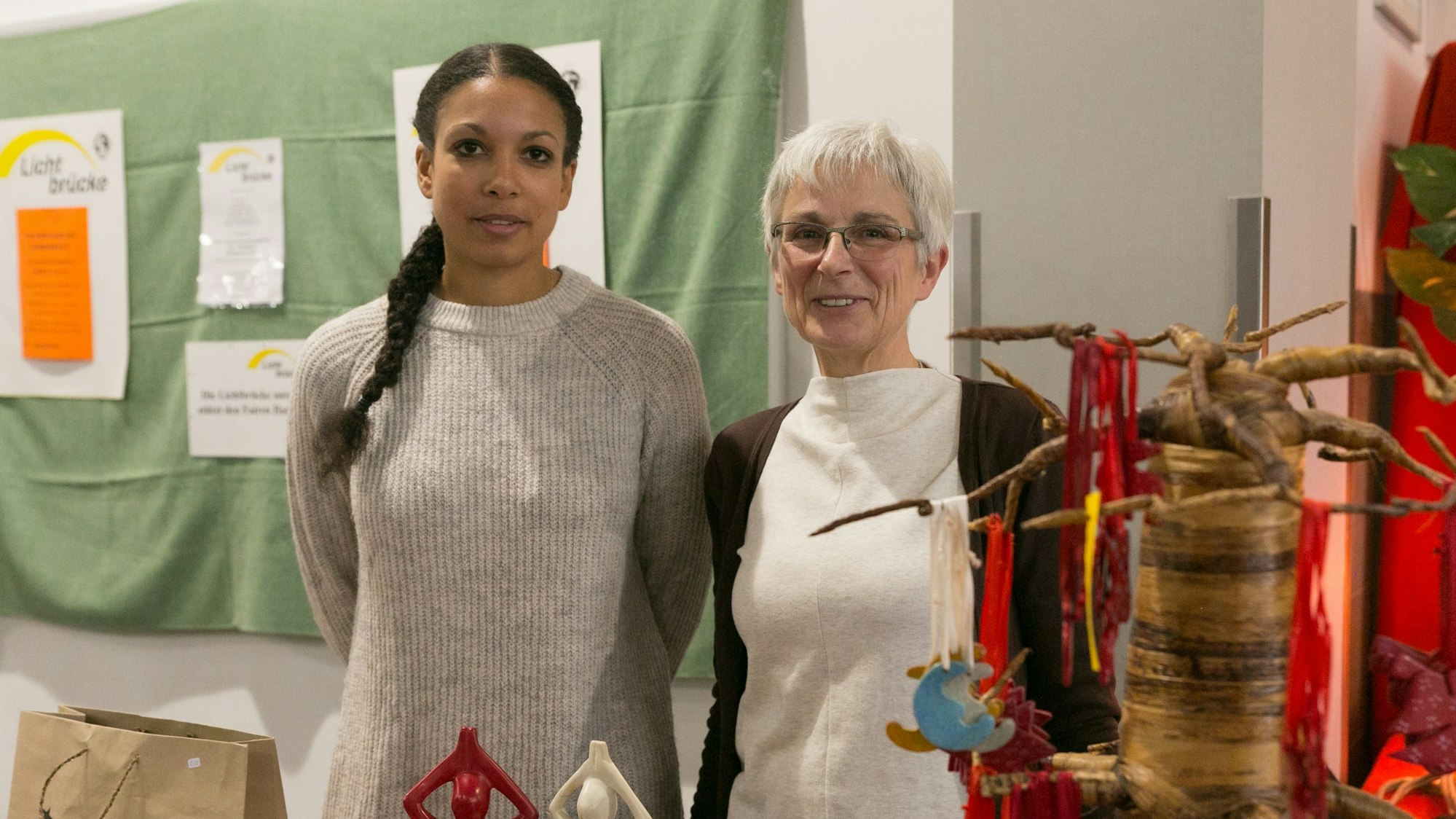 Helga Knipp-Diawuoh steht mit einer Kollegin am Lichtbrücke-Stand und informiert über deren Arbeit.
