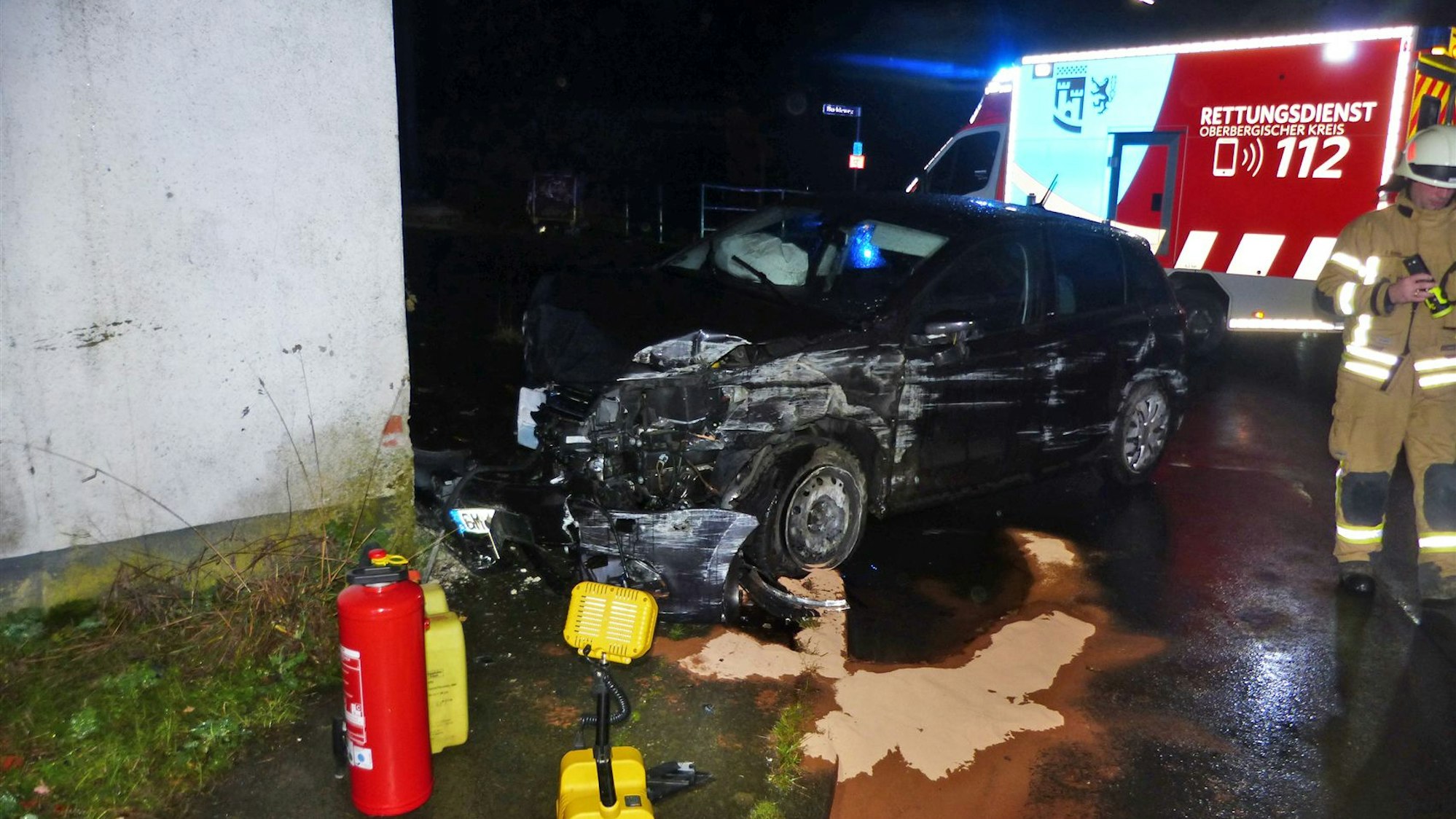 Auf regennasser Fahrbahn die Kontrolle verloren und gegen eine Hauswand geprallt.