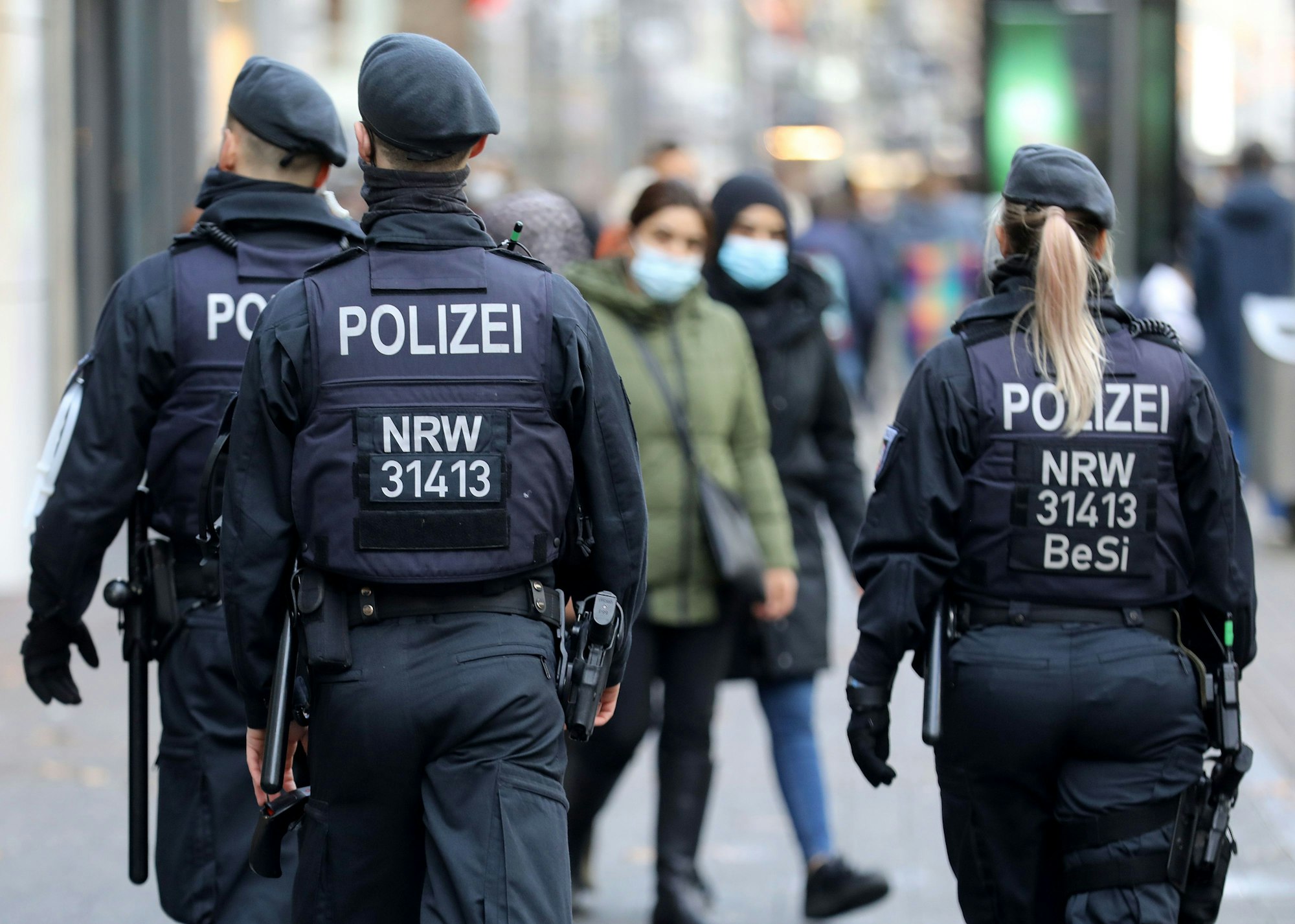 Polizisten laufen auf der Kölner Schildergasse Streife.
