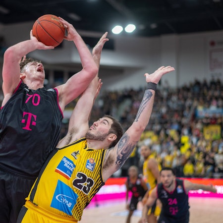 Bonns Finn Delany und Justin Johnson im Zweikampf.