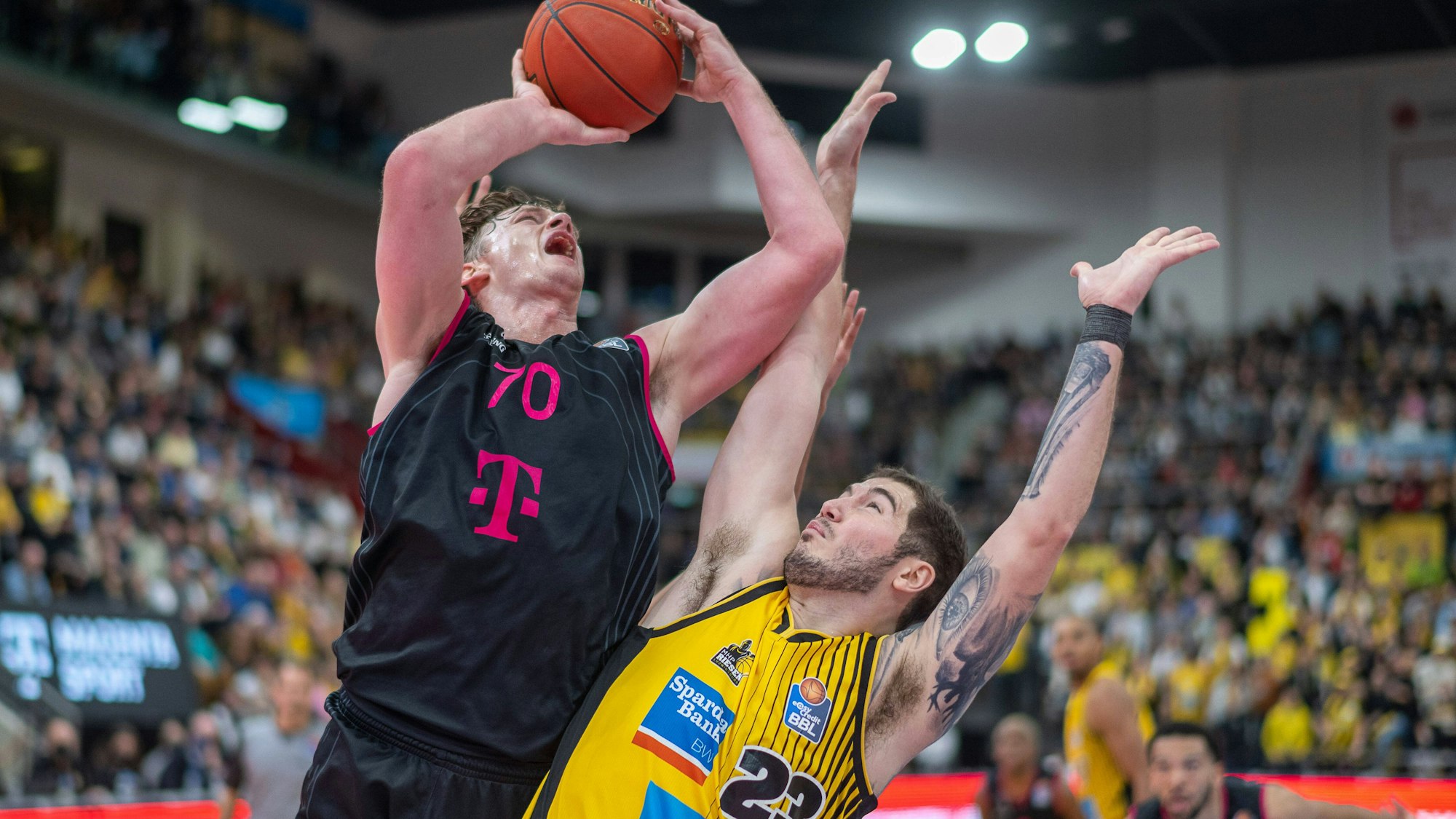 Bonns Finn Delany und Justin Johnson im Zweikampf.