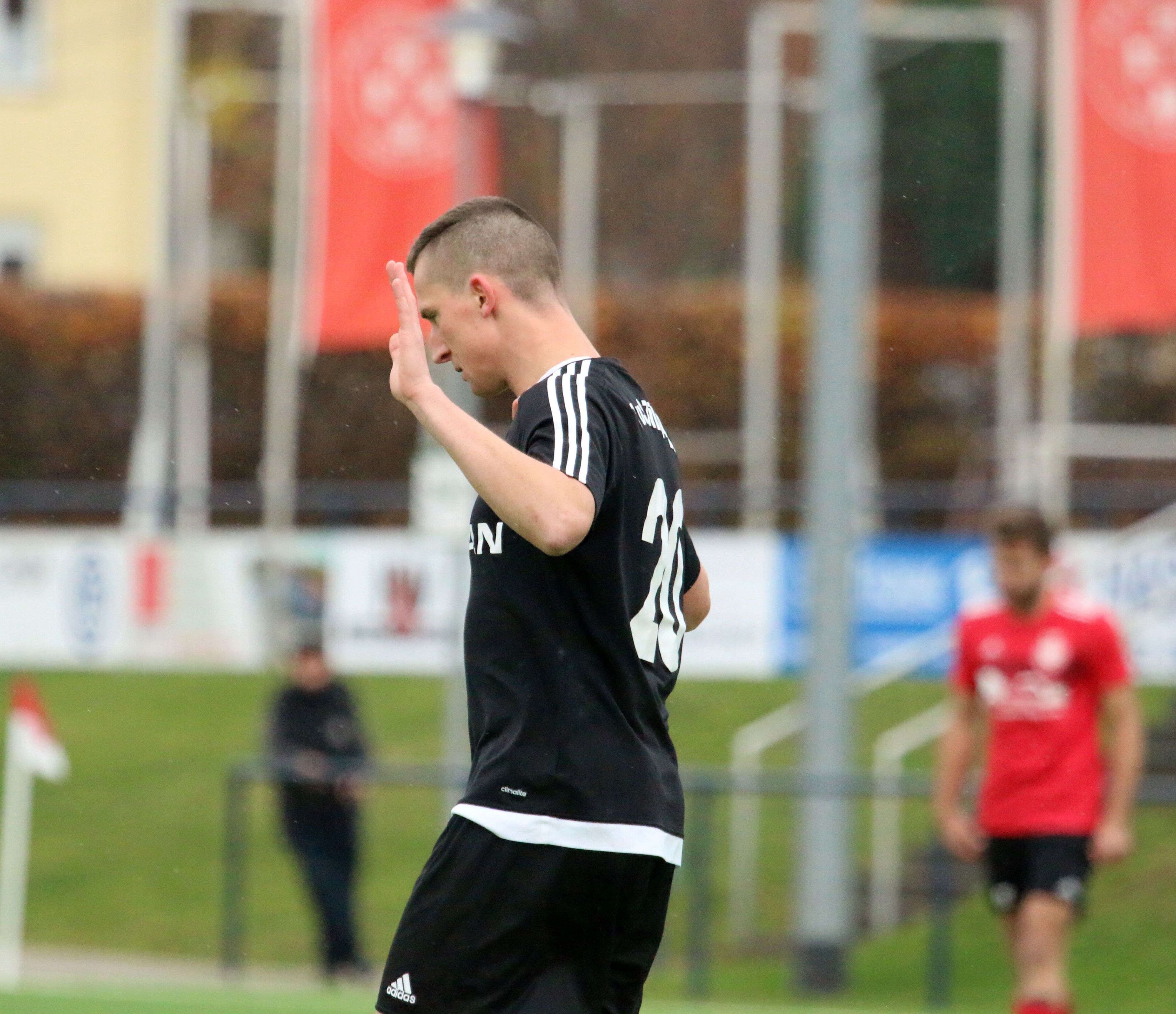 Der Zülpicher Spieler Tom Lengersdorf hebt nach einem seiner Tore entschuldigend die Arme.