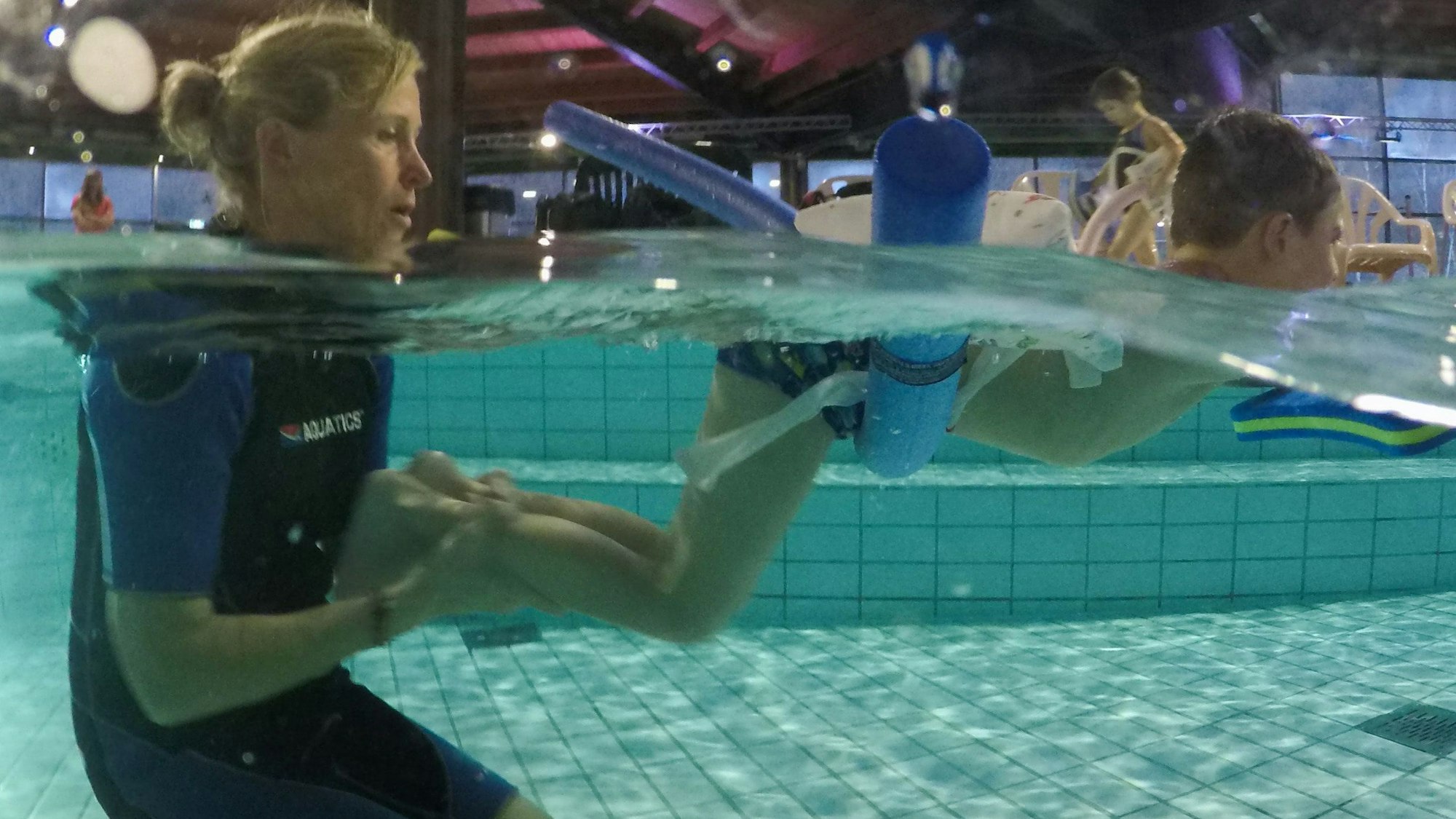 Das Bild zeigt Simone Schridde im Wasser mit einem Schwimmschüler.
