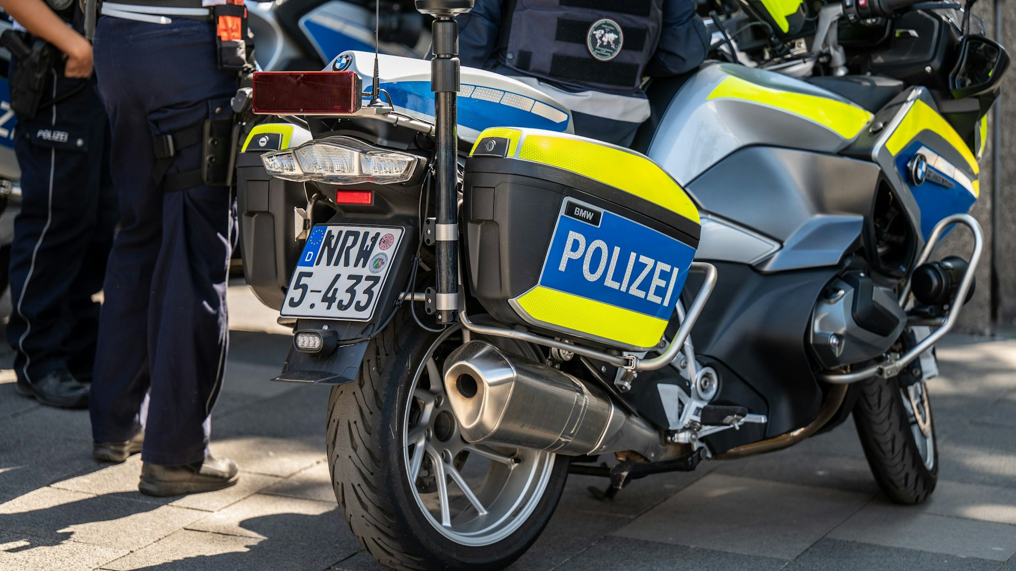 Polizisten mit Motorrädern sind auf der Straße im Einsatz.