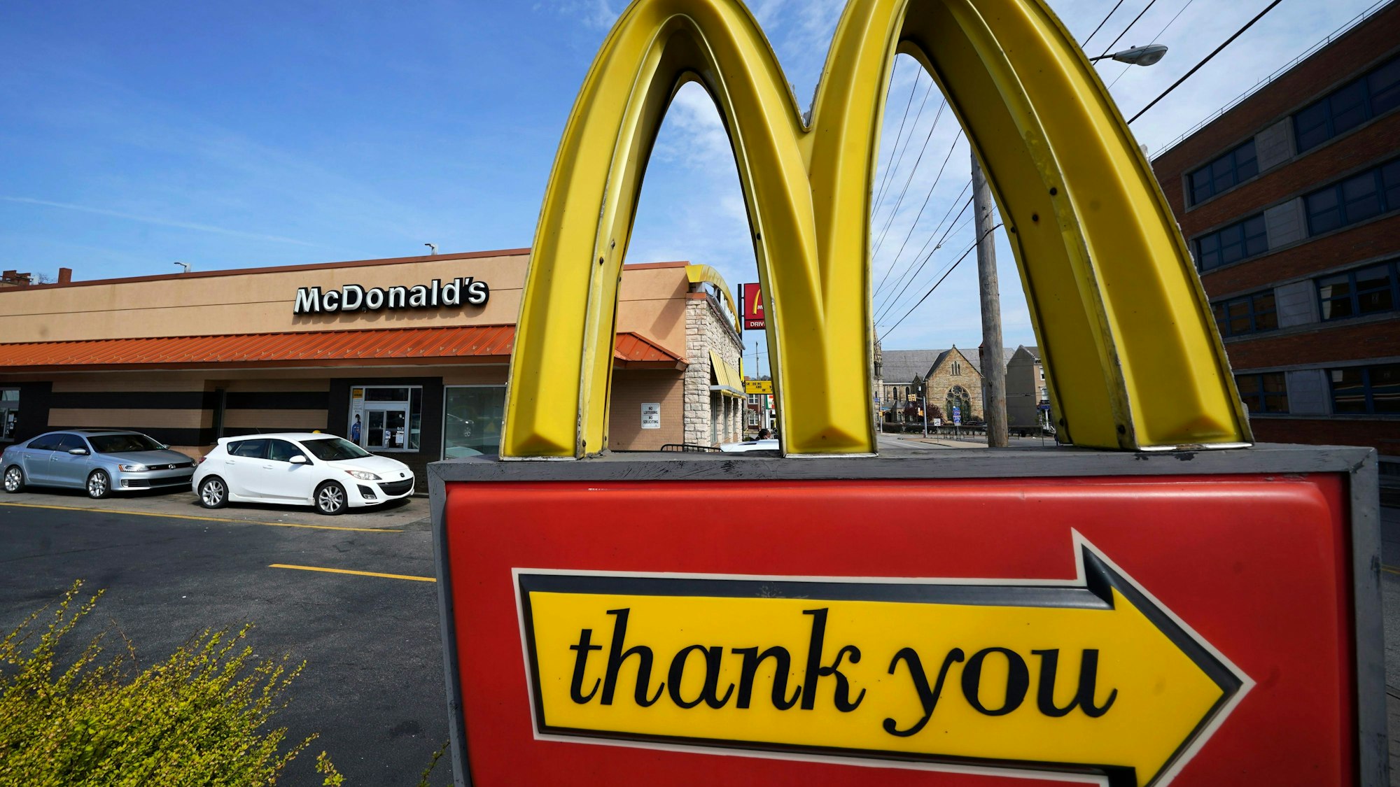 Ein Schild steht am Eingang einer McDonald's-Filiale in Pittsburgh (Symbolbild)