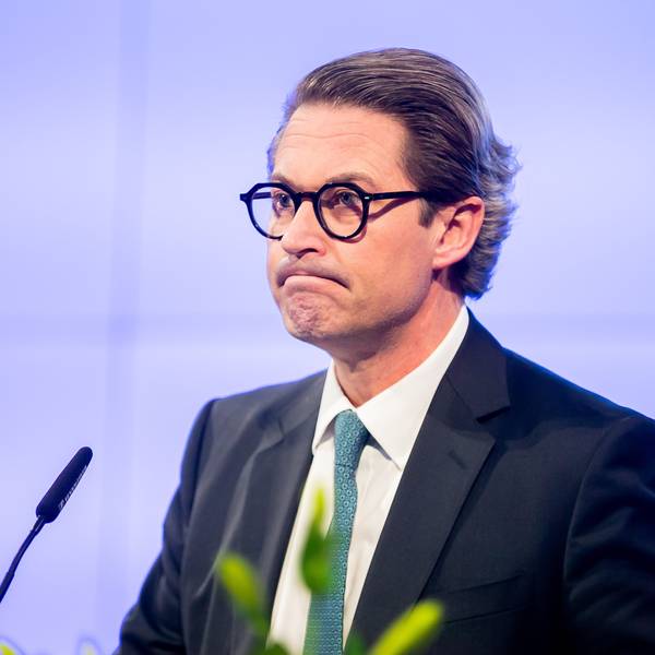 Der ehemalige Bundesverkehrsminister Andreas Scheuer (CSU) steht an einem Rednerpult.