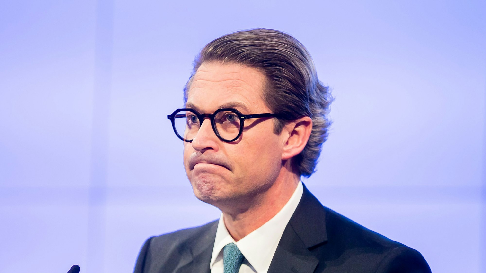 Der ehemalige Bundesverkehrsminister Andreas Scheuer (CSU) steht an einem Rednerpult.