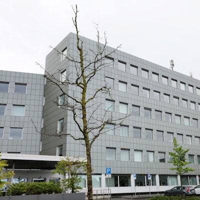 Ein Blick auf das Kreishaus mit seiner grauen Fassade.