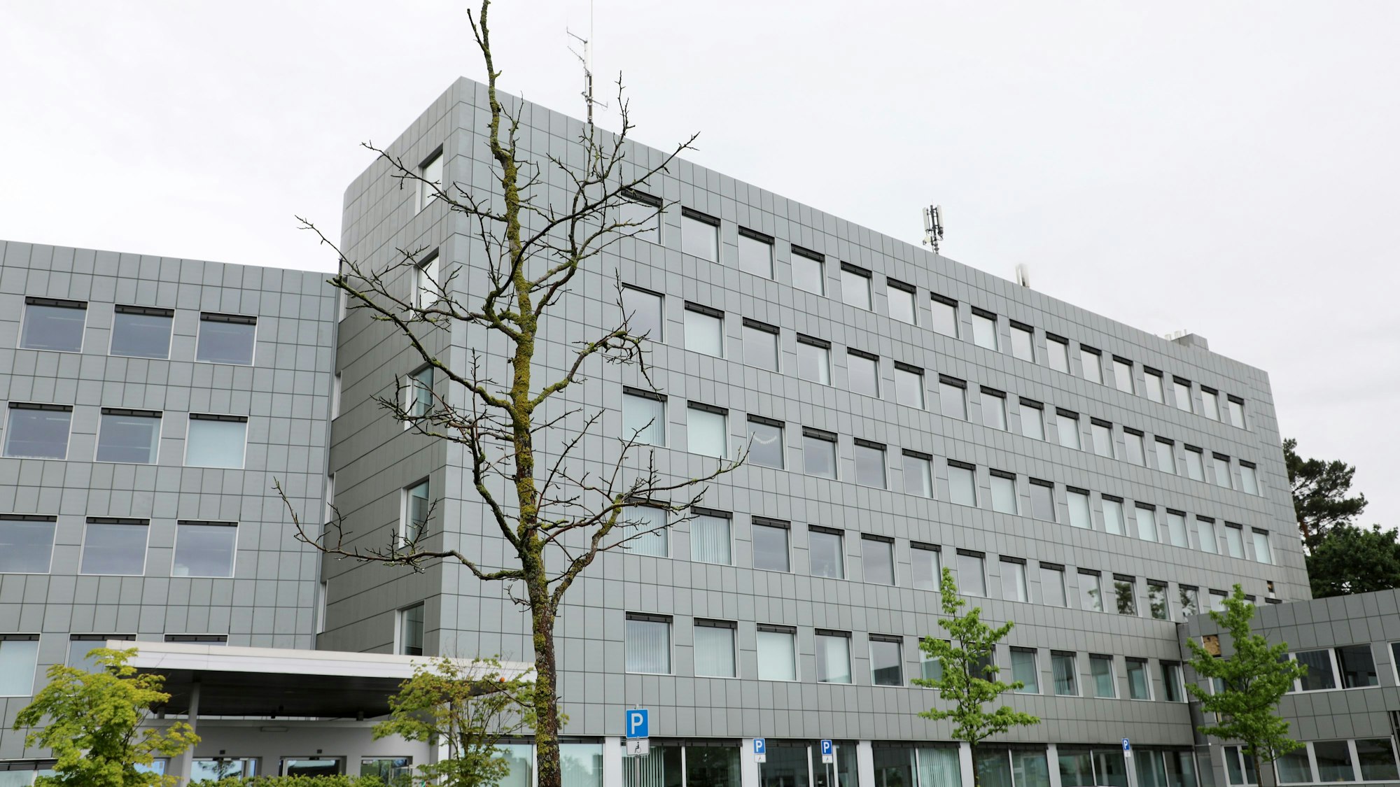 Ein Blick auf das Kreishaus mit seiner grauen Fassade.