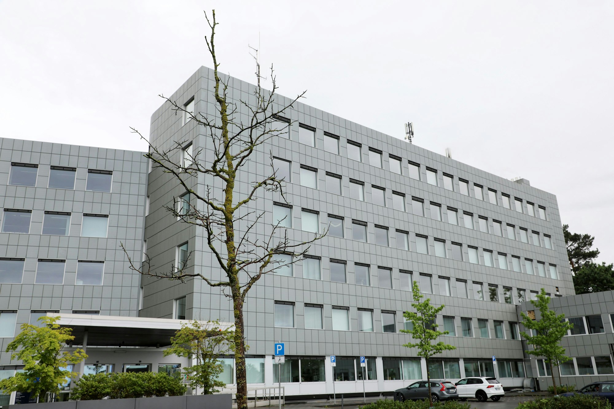 Das Bergisch Gladbacher Kreishaus bei bewölktem Himmel.