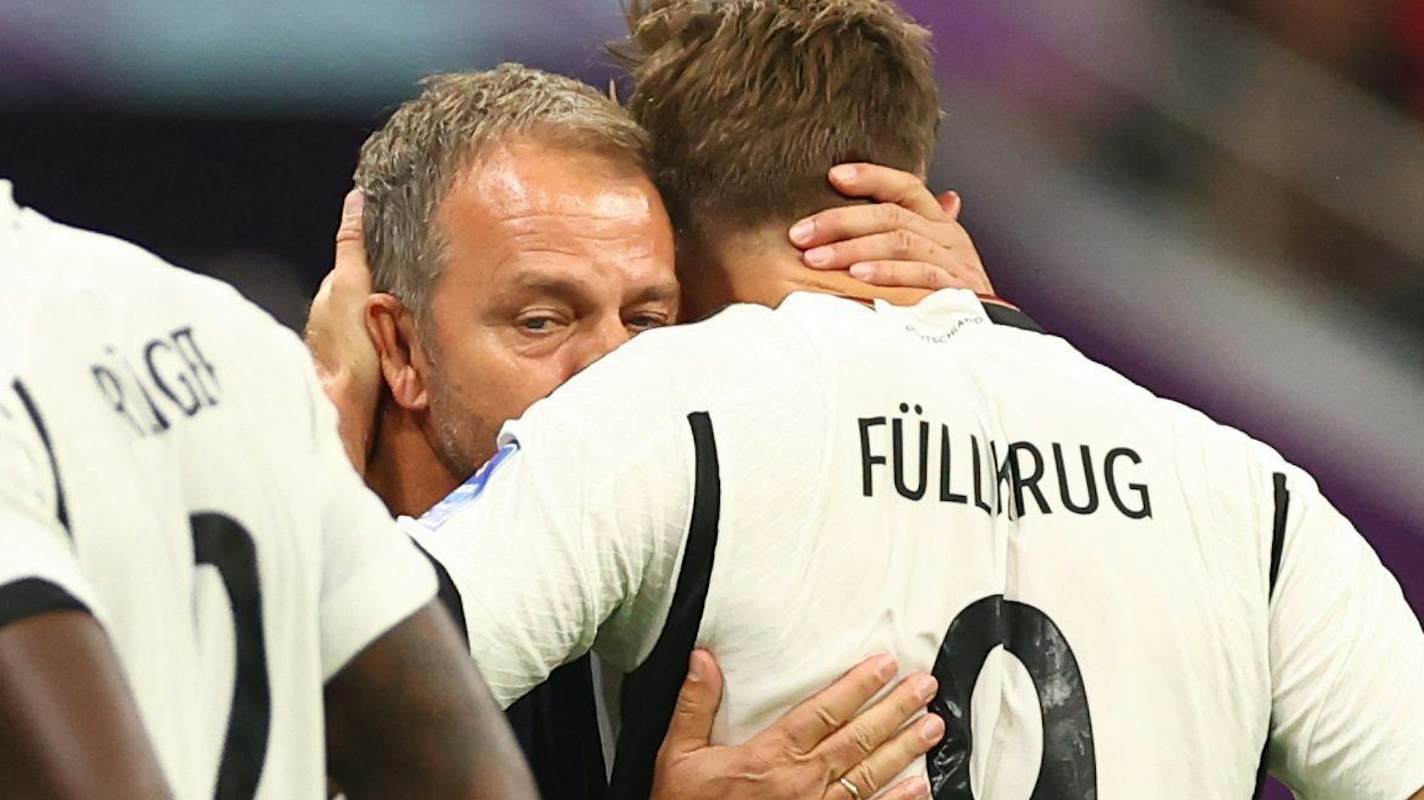 Bundestrainer Flick und und Niclas Füllkrug jubeln nach dem 1:1 gegen Spanien.