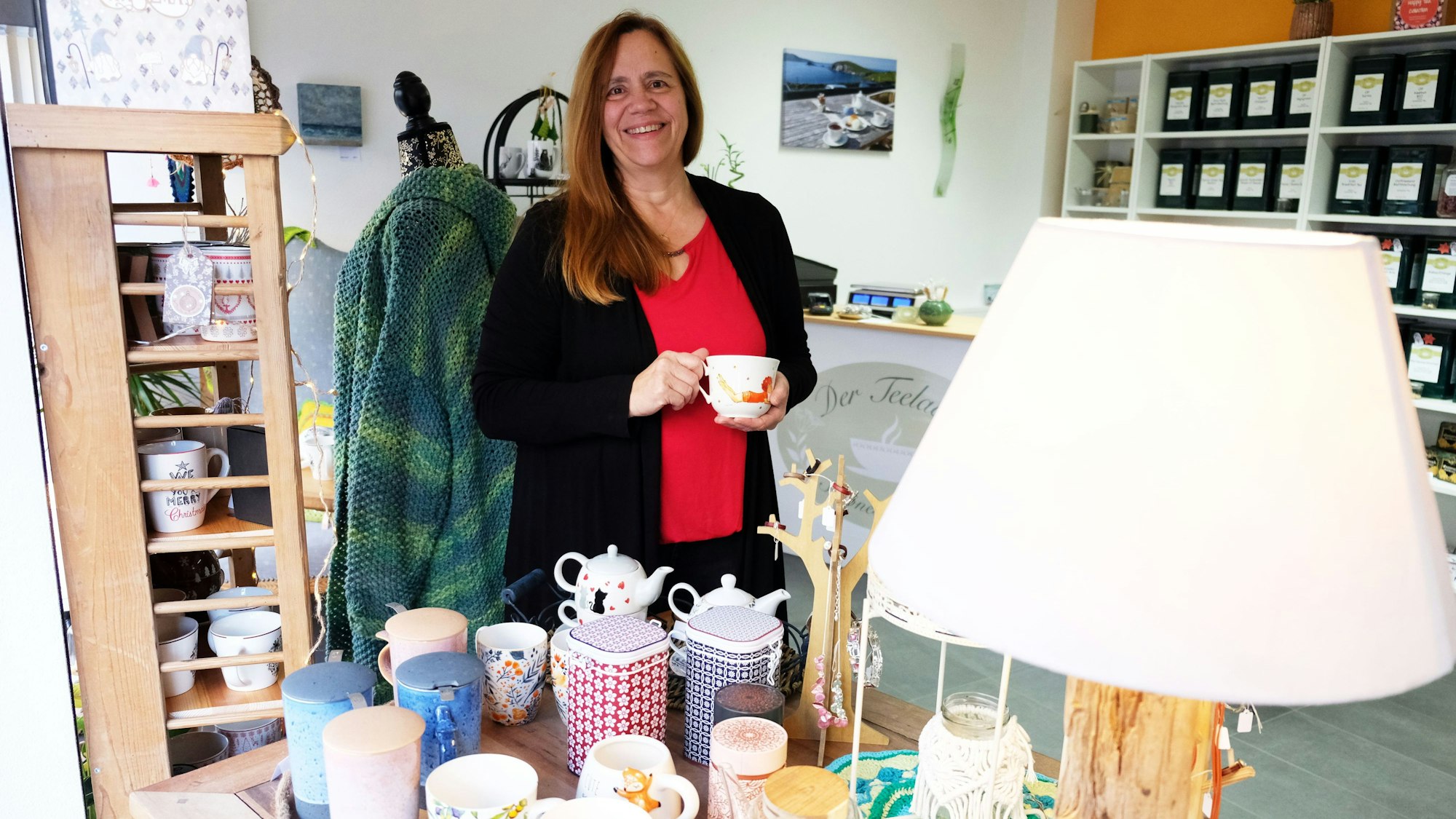 70 verschiedene Teesorten bietet Andrea Schmitz in ihrem Teeladen an. Dazu gibt es das passende Geschirr sowie Gebäck, Pralinen und Schokolade.