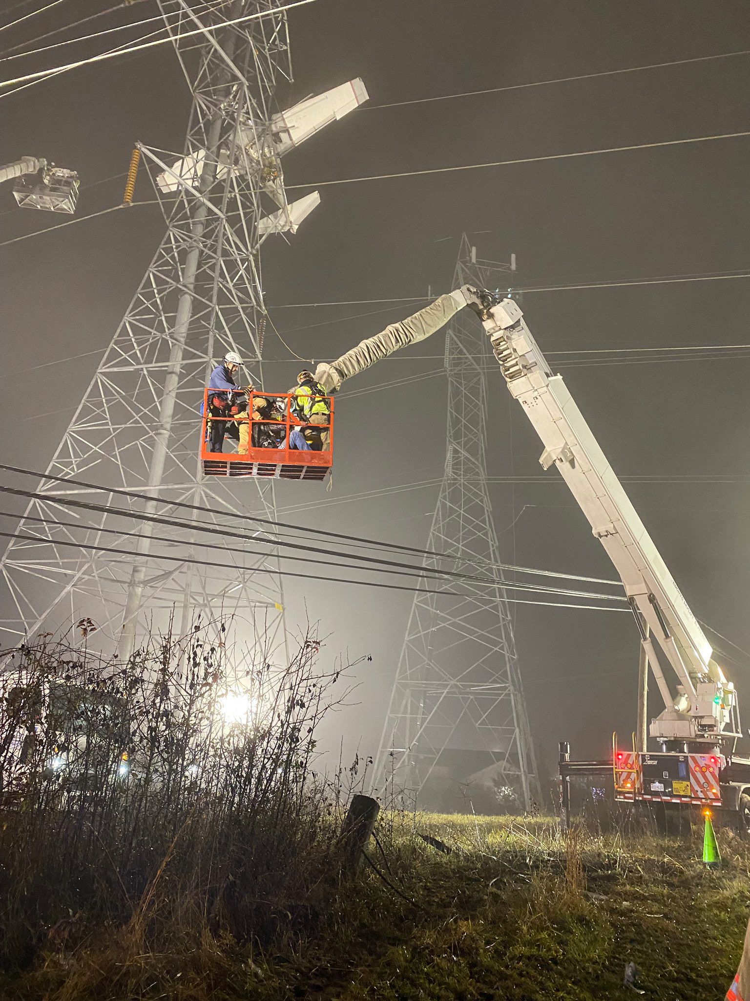 Ein abgestürztes Kleinflugzeug hängt im Montgomery County, Maryland, USA, in einem Strommast. Die Feuerwehr versucht, mit einer Leiter die Insassen aus dem Flugzeug zu befreien.