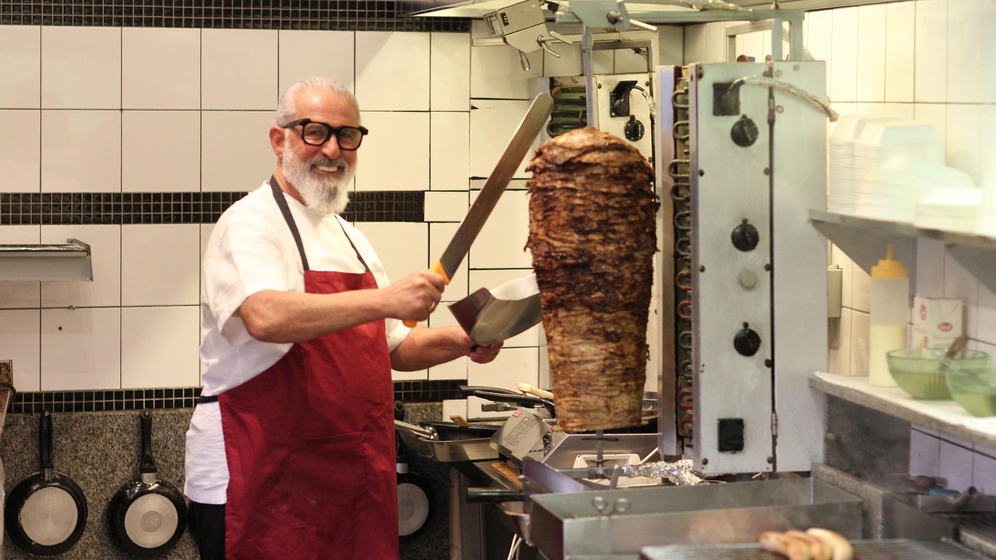 Theo Iliadis, Grillbesitzer aus Troisdorf, sorgt sich wegen steigender Kosten.