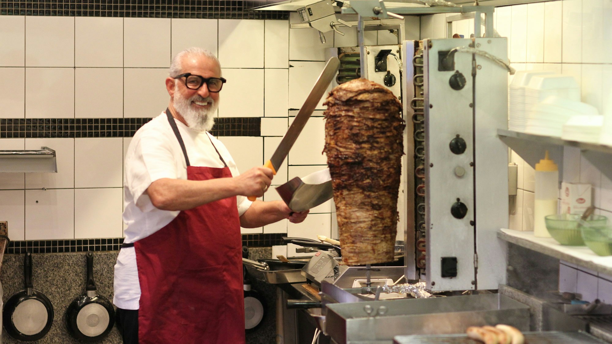 Theo Iliadis, Grillbesitzer aus Troisdorf, sorgt sich wegen steigender Kosten.