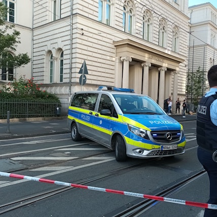 Einsatzkräfte der Polizei haben den Bereich vor dem Bonner Landgericht abgesperrt. In einer Tüte hatten Passanten den abgetrennten Kopf entdeckt. Er stammte von einem Mann, der zuvor eines natürlichen Todes gestorben war.