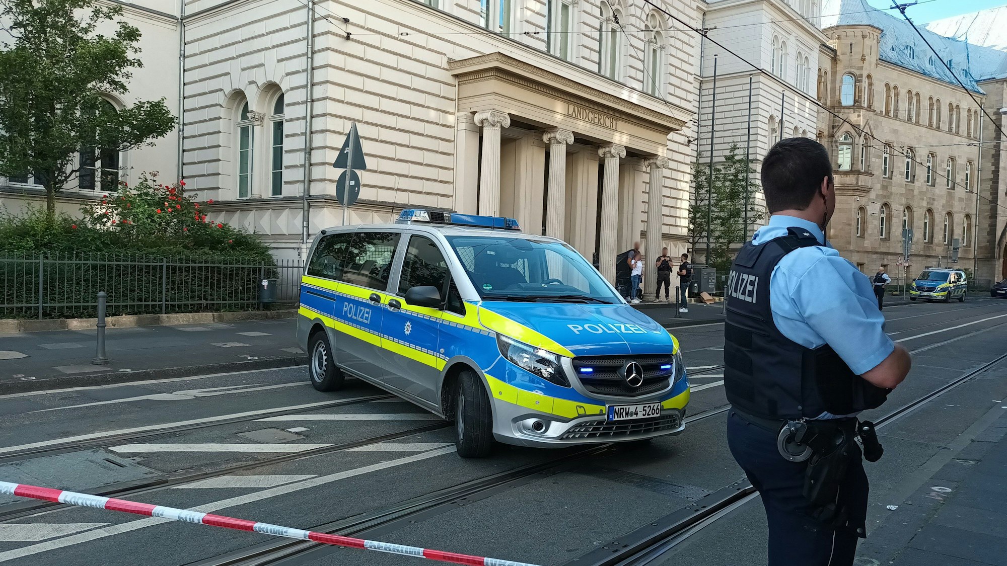 Einsatzkräfte der Polizei haben den Bereich vor dem Bonner Landgericht abgesperrt. In einer Tüte hatten Passanten den abgetrennten Kopf entdeckt. Er stammte von einem Mann, der zuvor eines natürlichen Todes gestorben war.