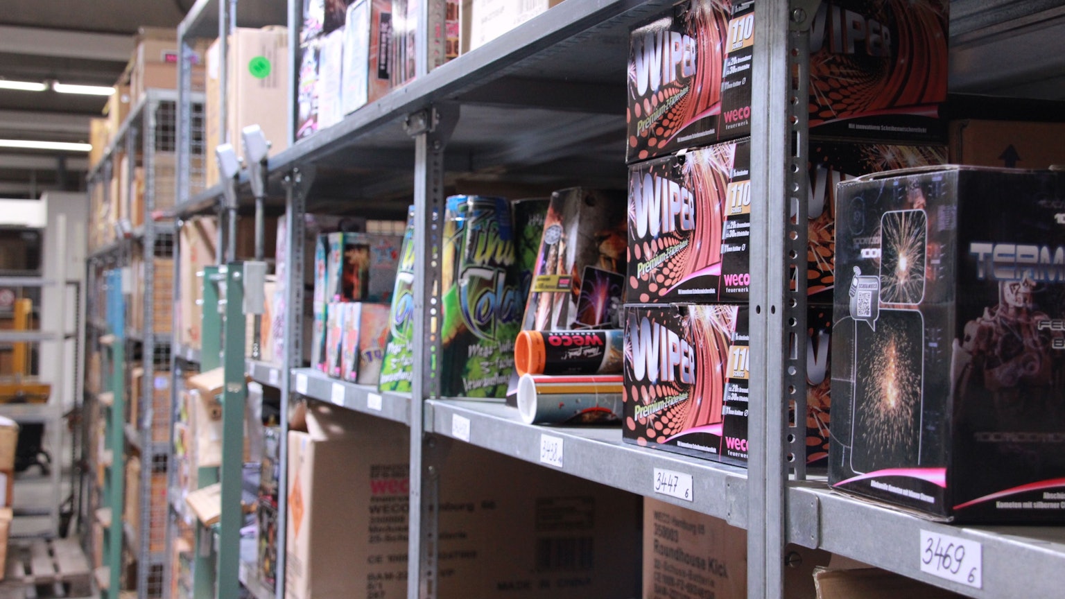 Im Lager von Weco in Eitorf lagern verschiedene Feuerwerksartikel.