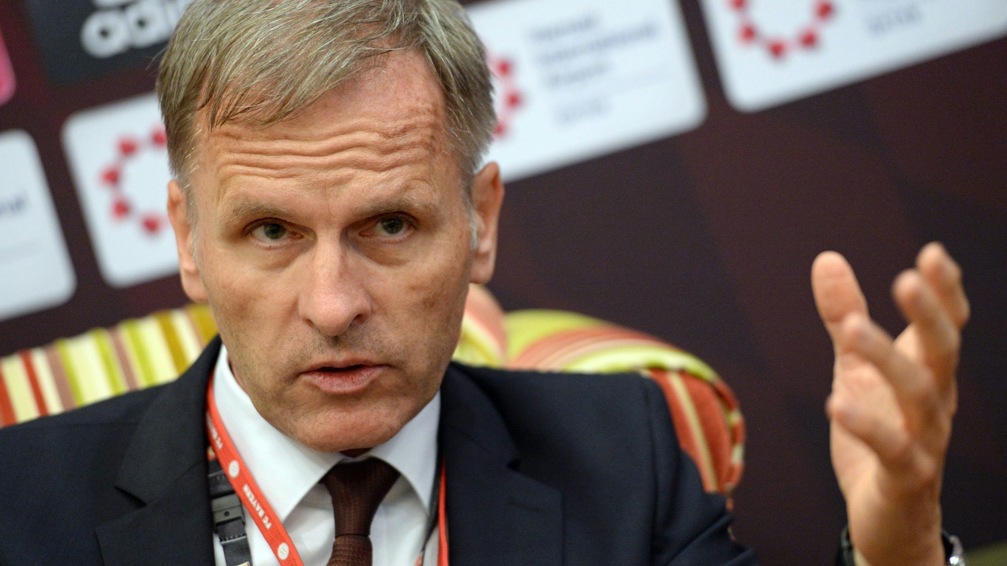 Hans-Udo Muzel, damals deutscher Botschafter in Katar, spricht im Teamhotel des FC Bayern München zu Medienvertretern. Muzel ist jetzt Botschafter im Iran. Er redet und gestikuliert mit der Hand.